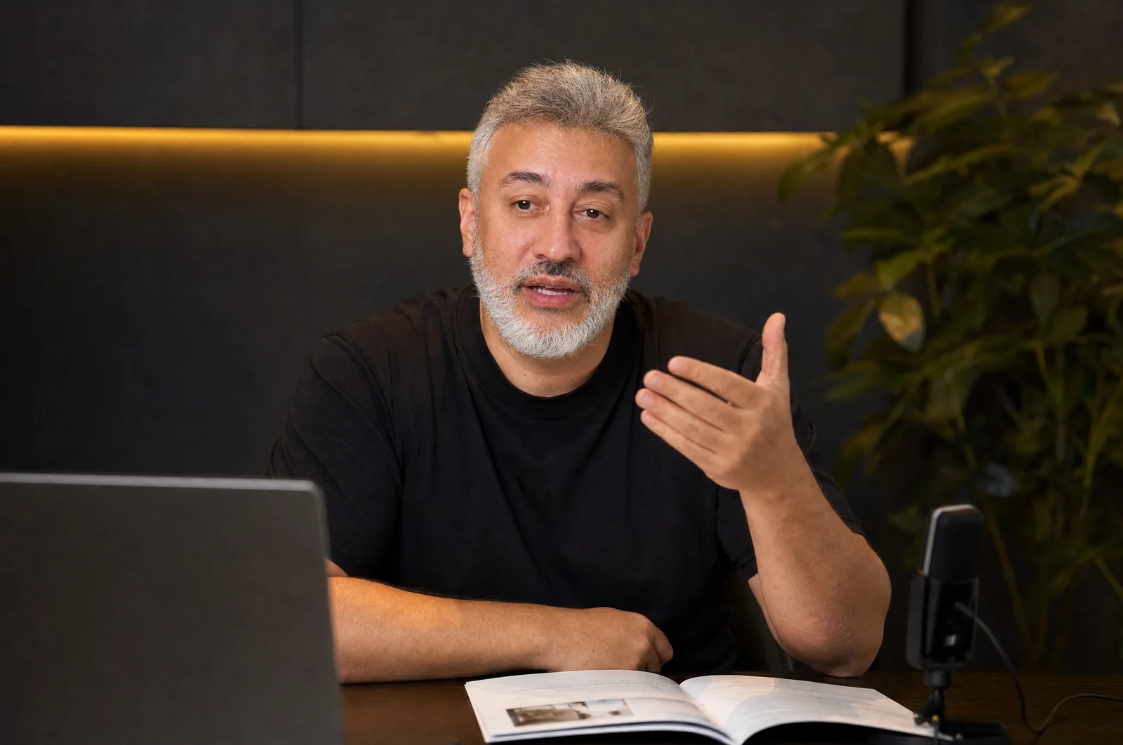 Sandro Meléndez dictando la sesión online