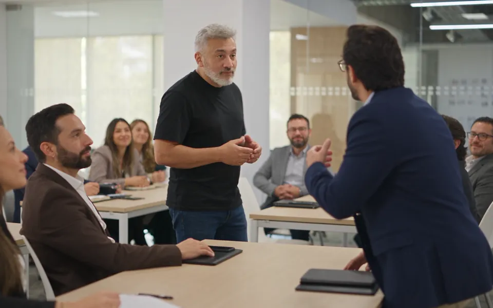 Sandro Meléndez dando feedback
