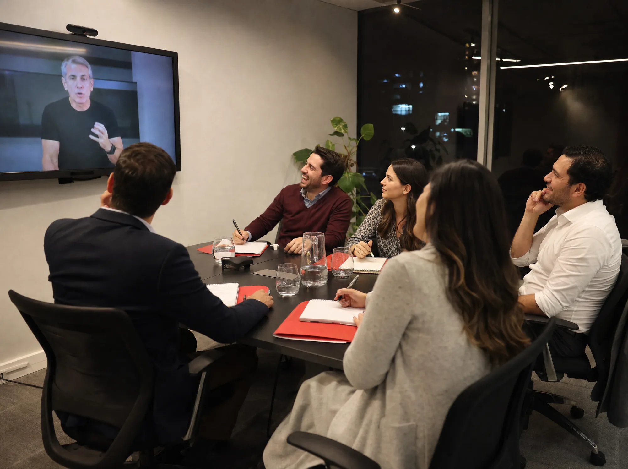 Equipo siguiendo la sesión online desde su sala de reuniones
