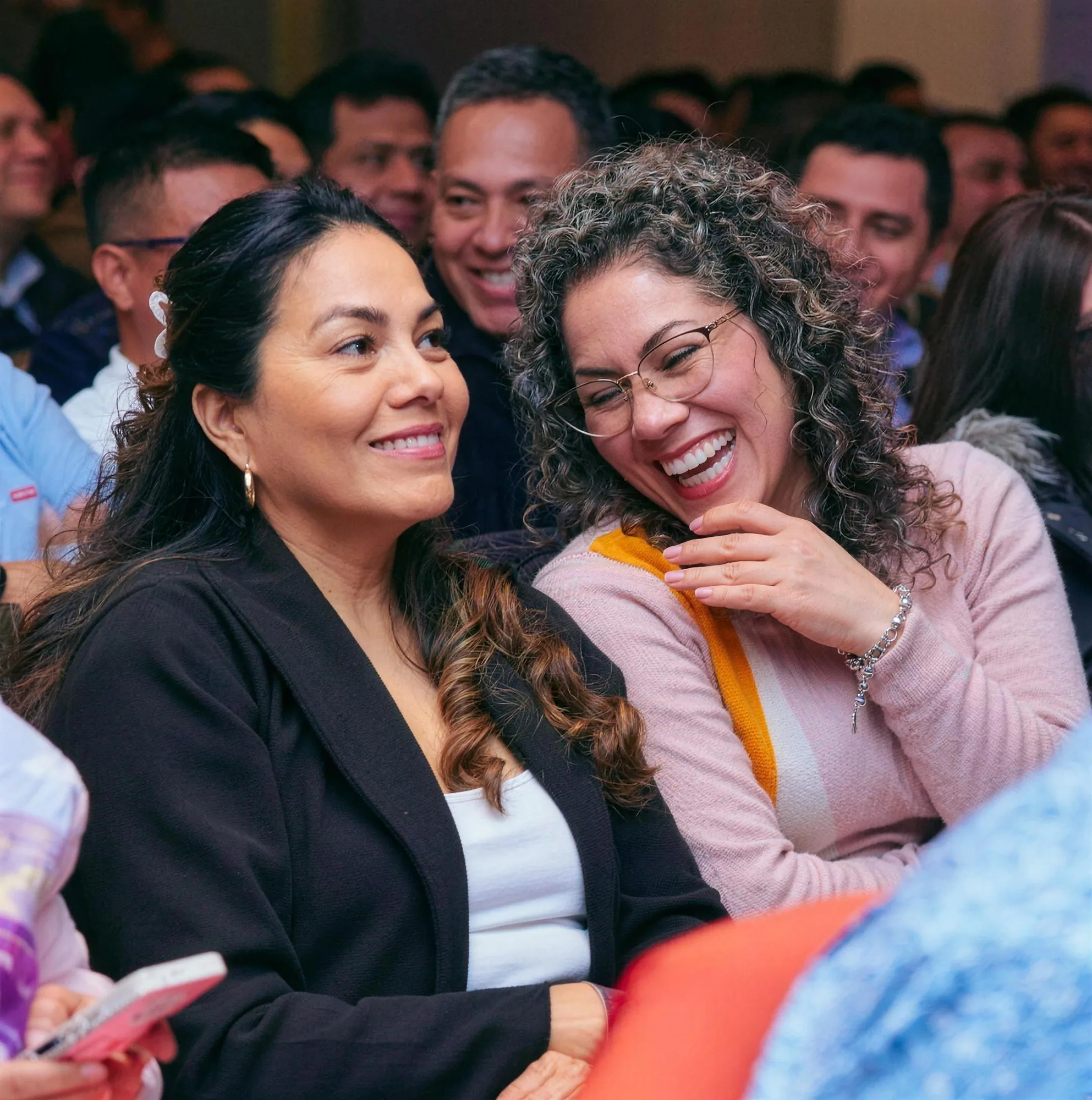 Participantes riendo en una conferencia de Sandro Meléndez