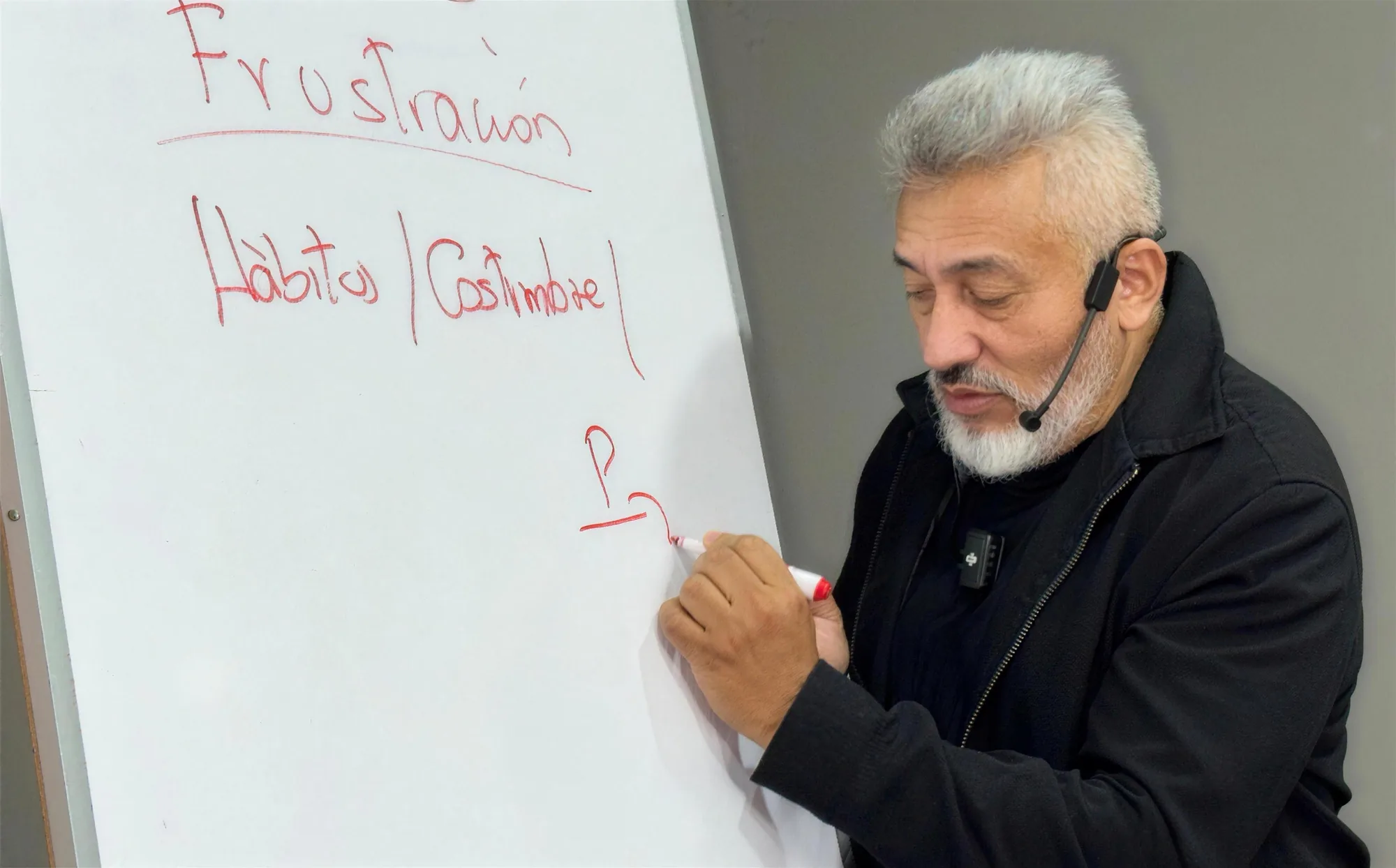 Sandro Meléndez trabajando el diagnóstico de un equipo en la pizarra