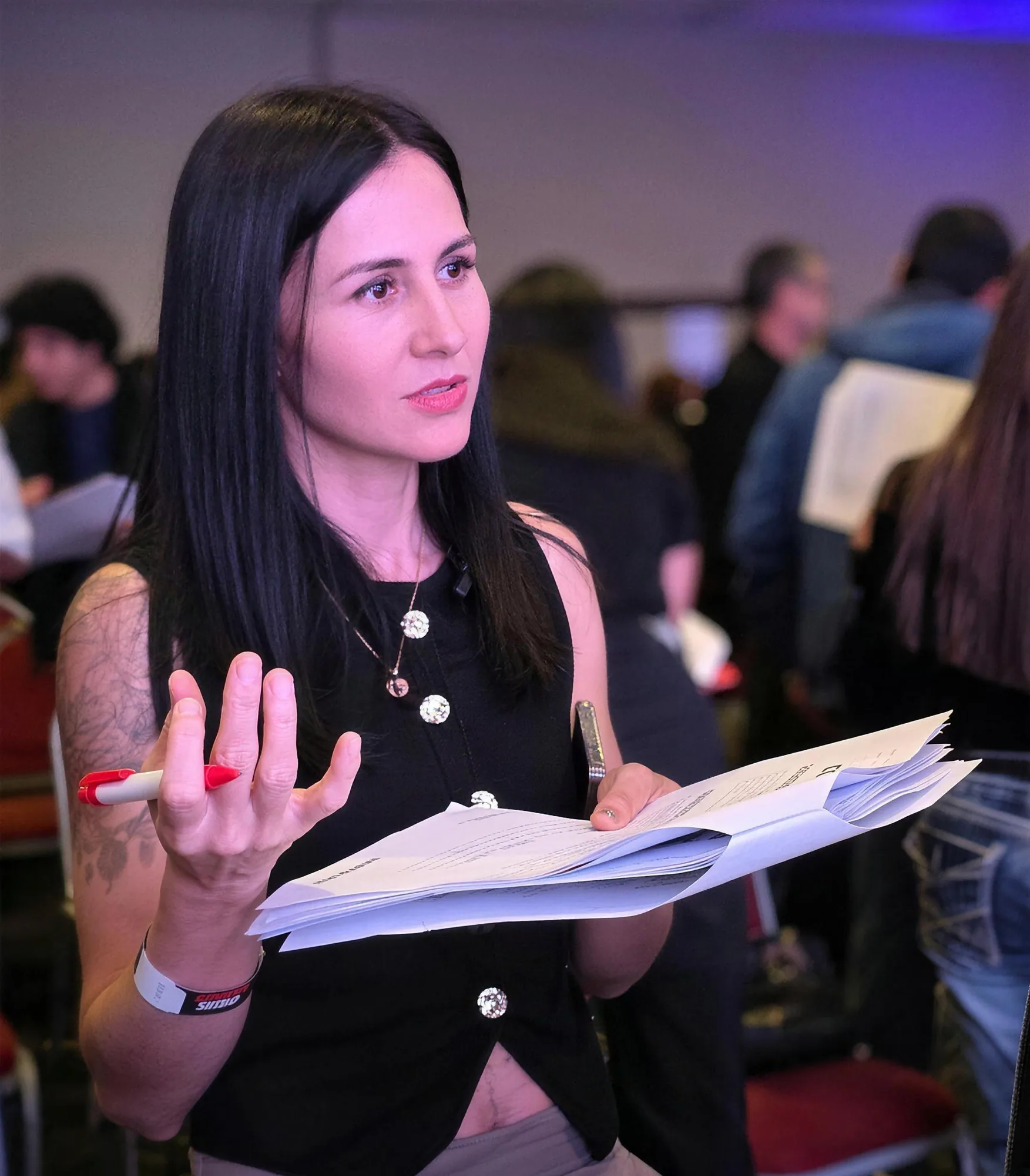 Participante practicando con su folder en Ventas Salvajes
