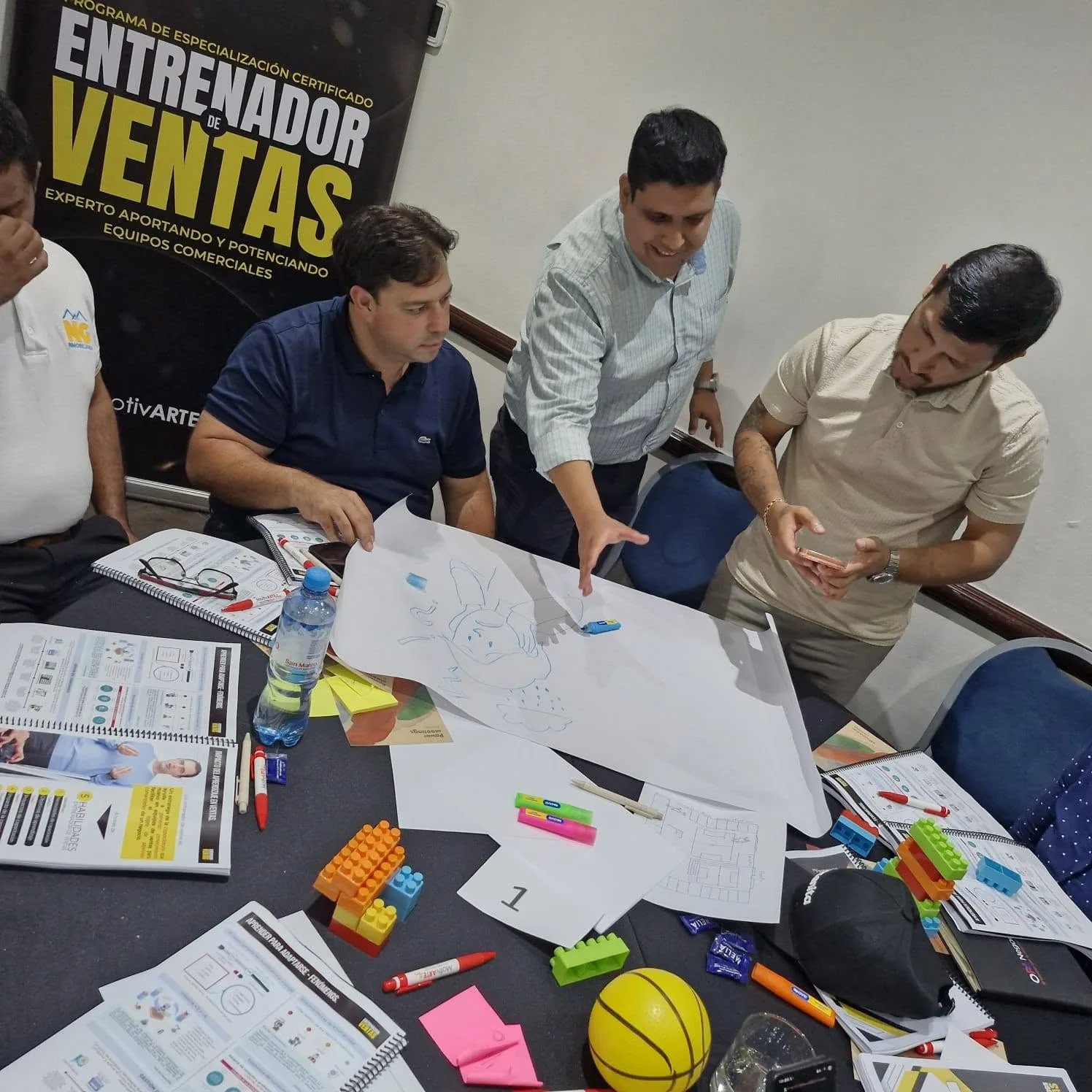 Participantes trabajando el diagnóstico sobre un papelógrafo