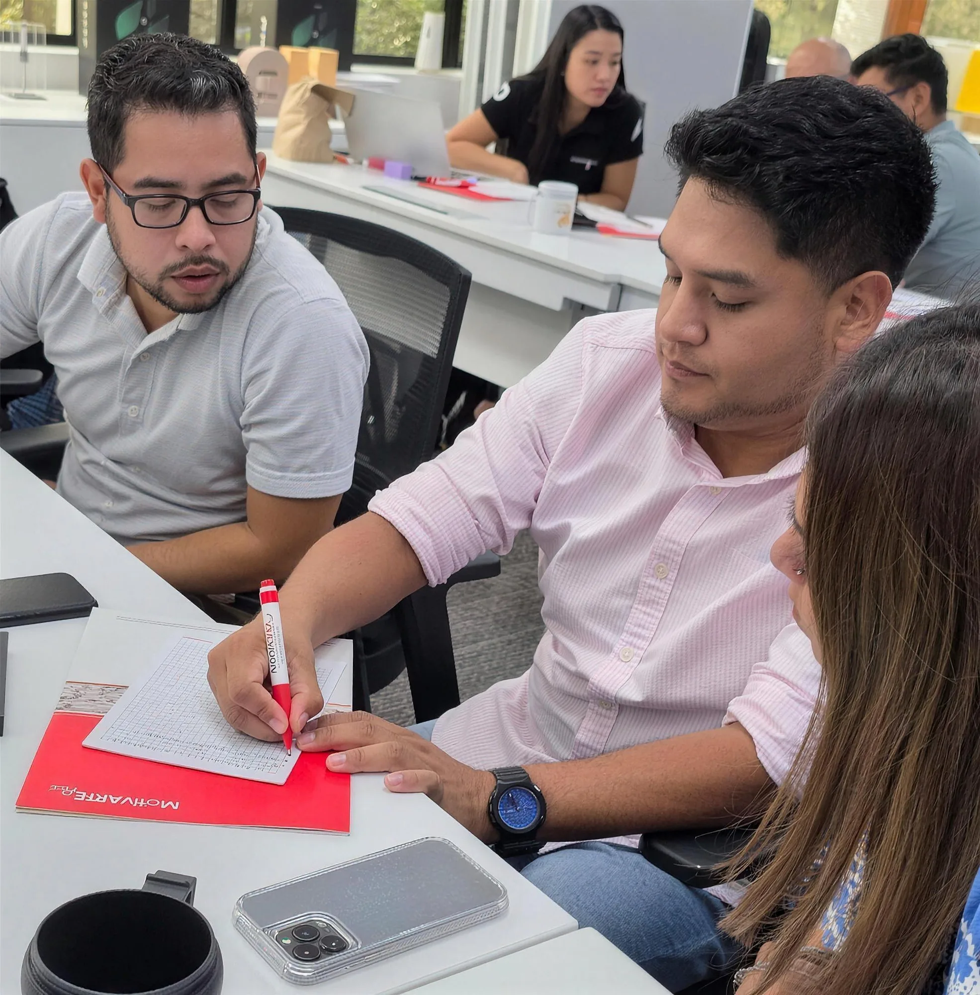Participantes escribiendo el método en su folder Motivarte