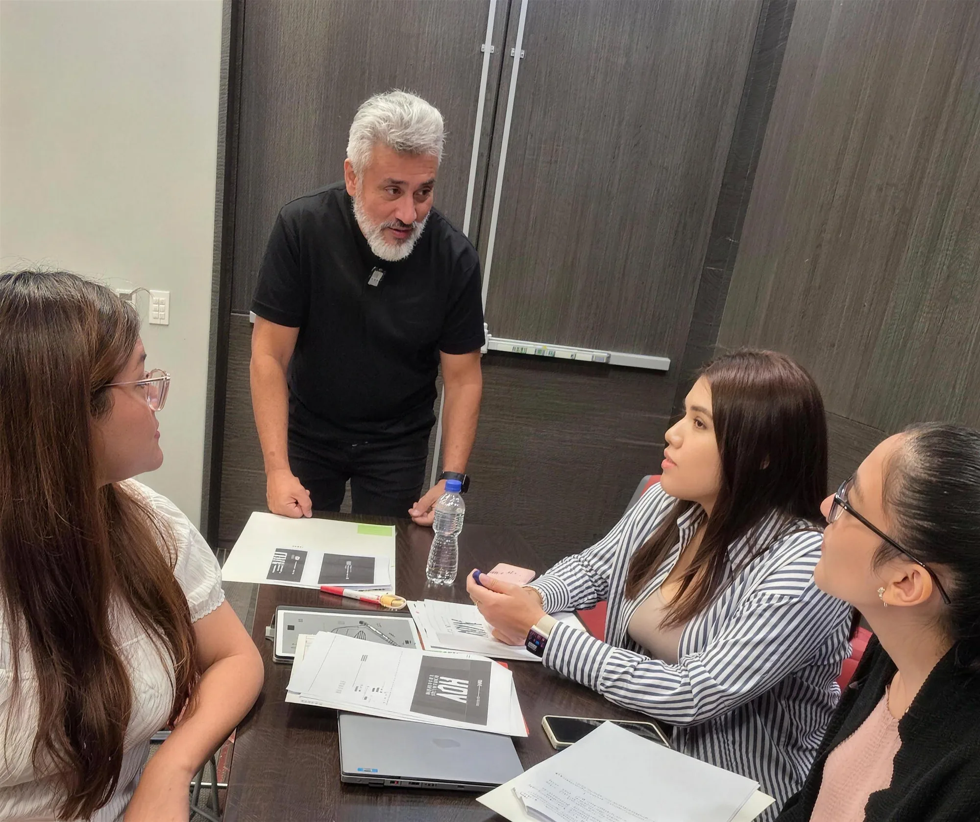 Sandro Meléndez asesorando a un equipo en la mesa de trabajo