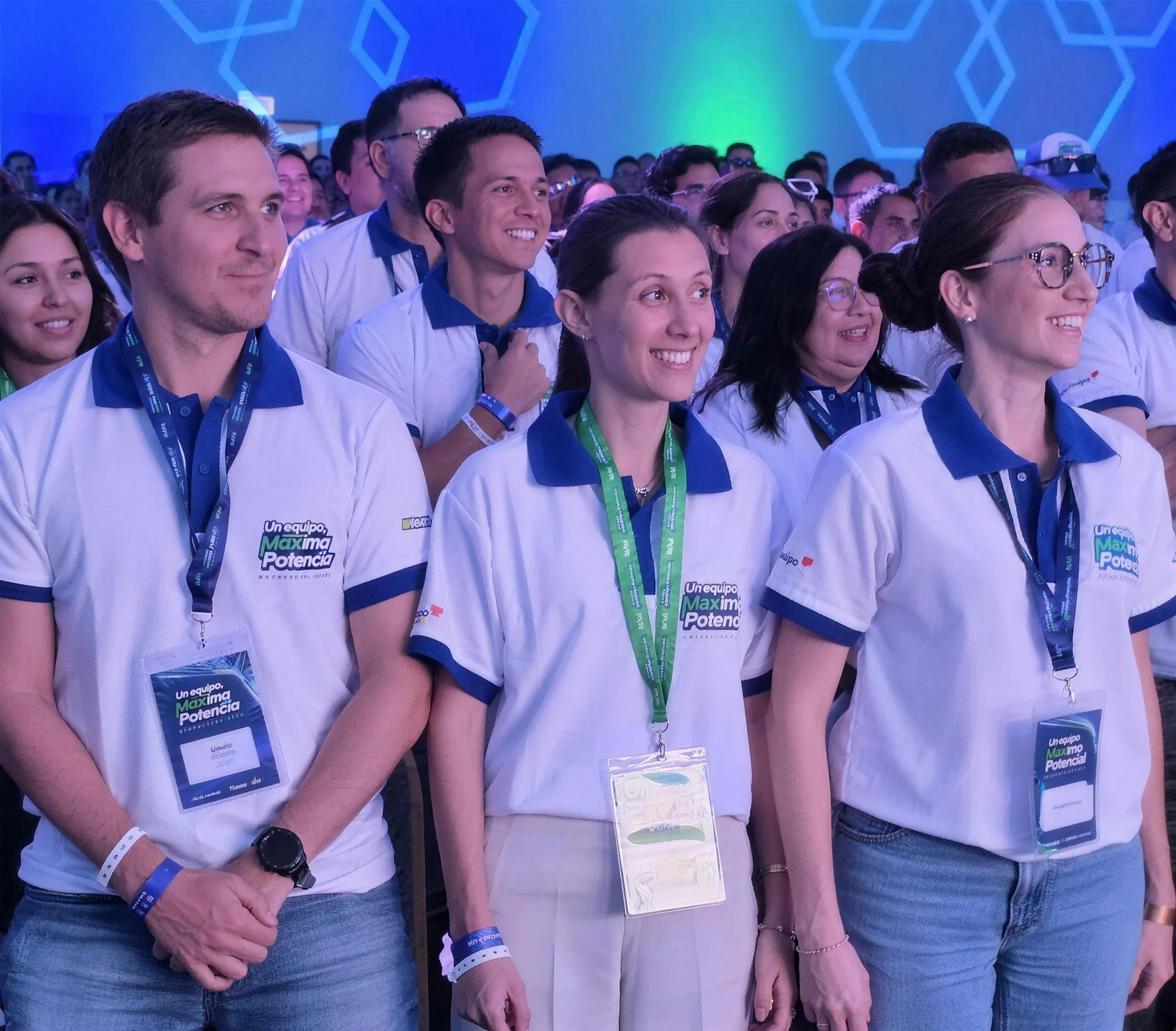 Equipo corporativo con credenciales en un evento de Ventas Salvajes