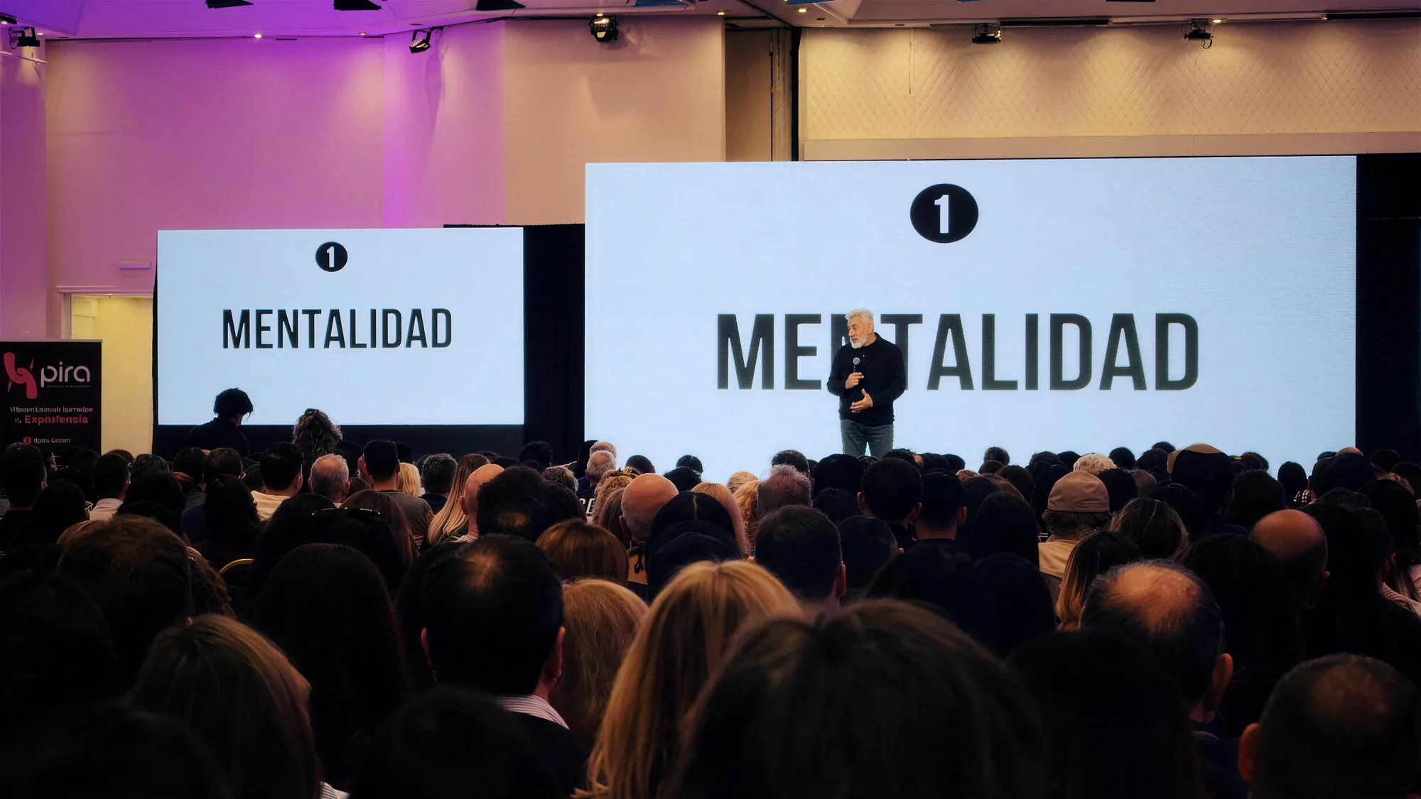 Auditorio lleno en la conferencia Mentalidad de Sandro Meléndez