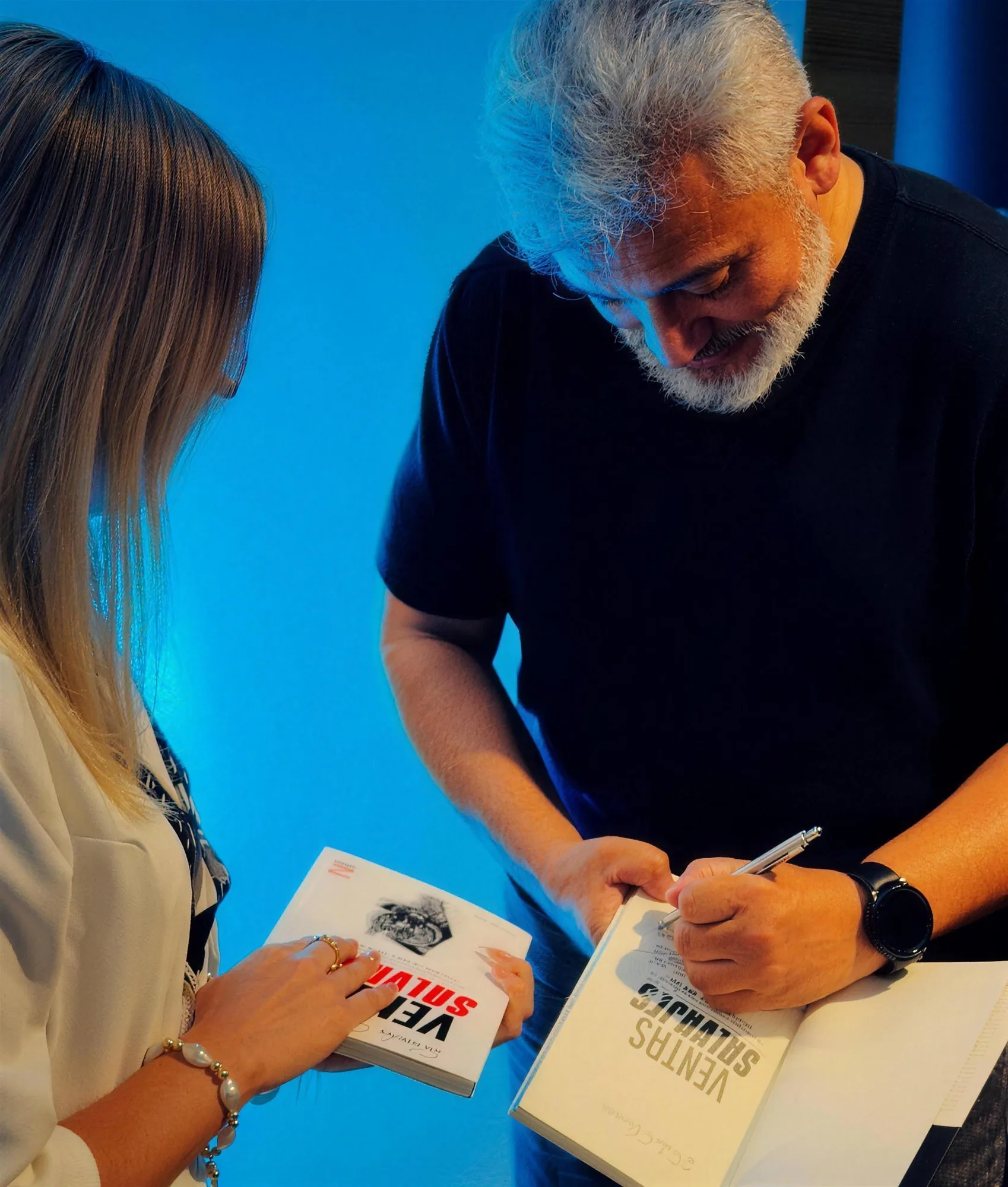 Sandro Meléndez firmando un ejemplar de Ventas Salvajes