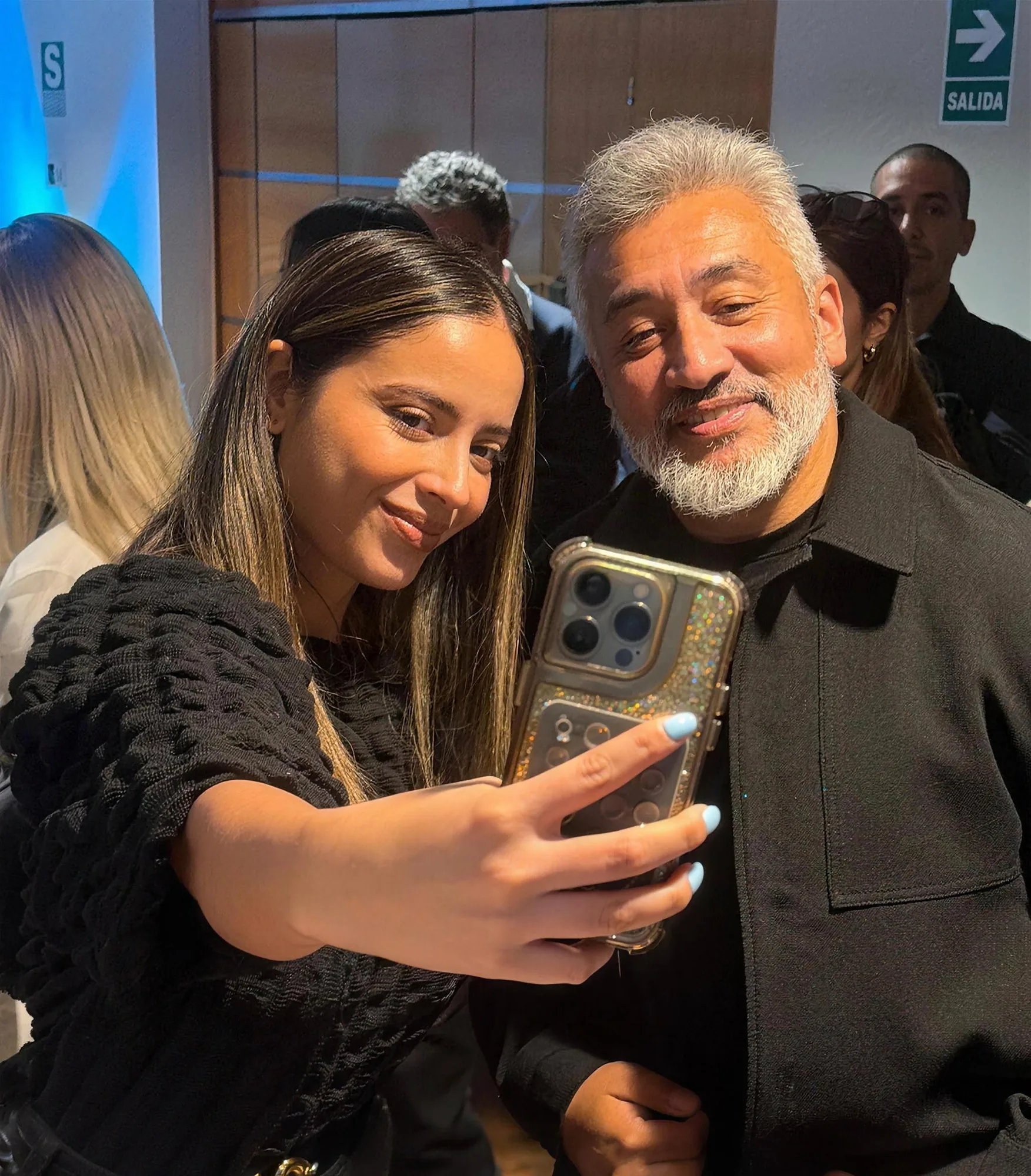 Participante tomándose una foto con Sandro Meléndez