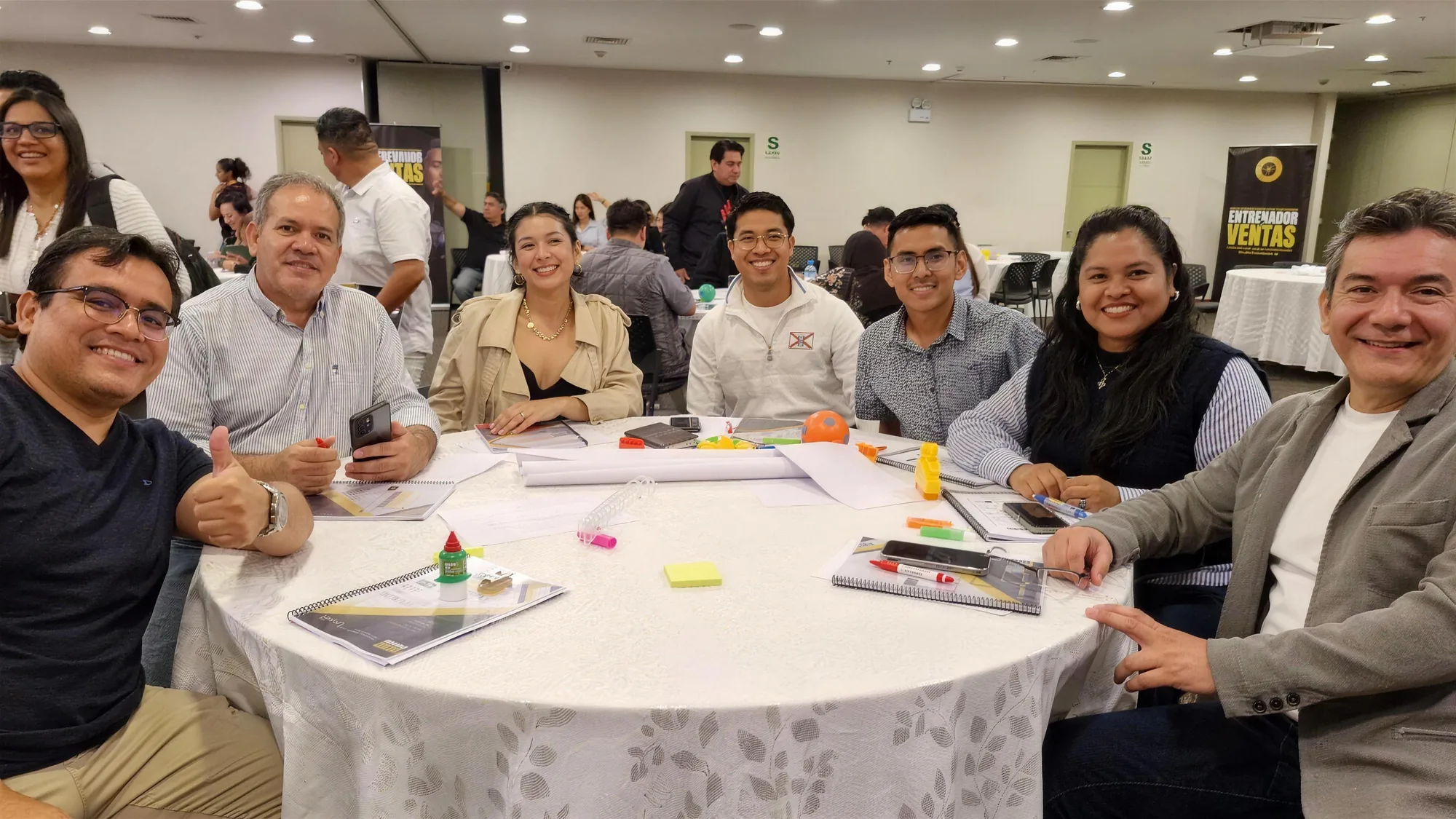 Equipo en su mesa de trabajo durante un In House en hotel