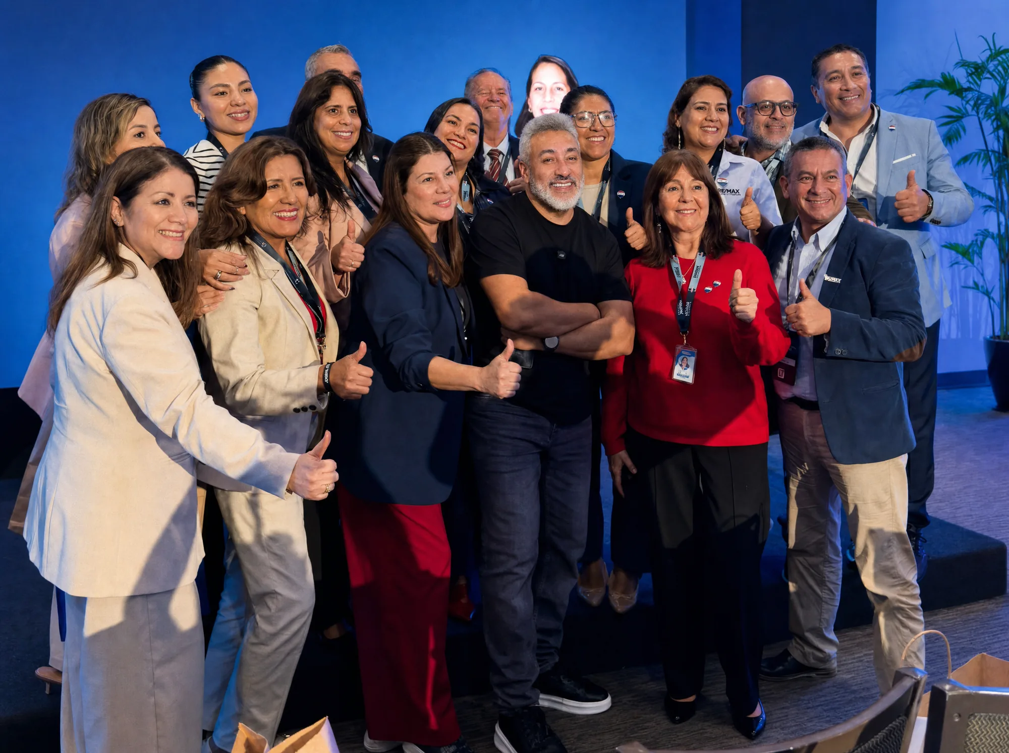Equipo corporativo con Sandro Meléndez al cierre de un programa In House