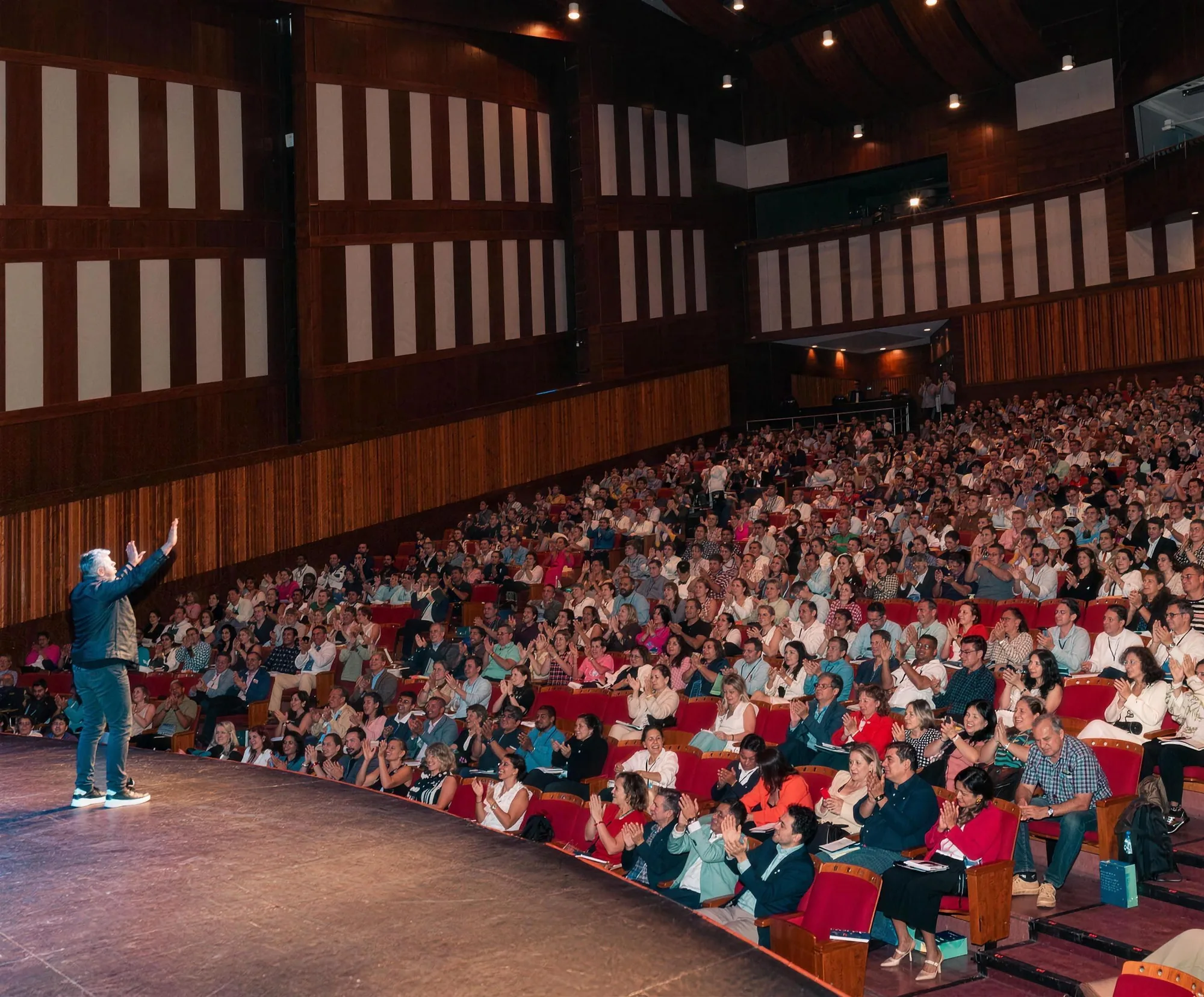 Teatro lleno en una conferencia de Sandro Meléndez