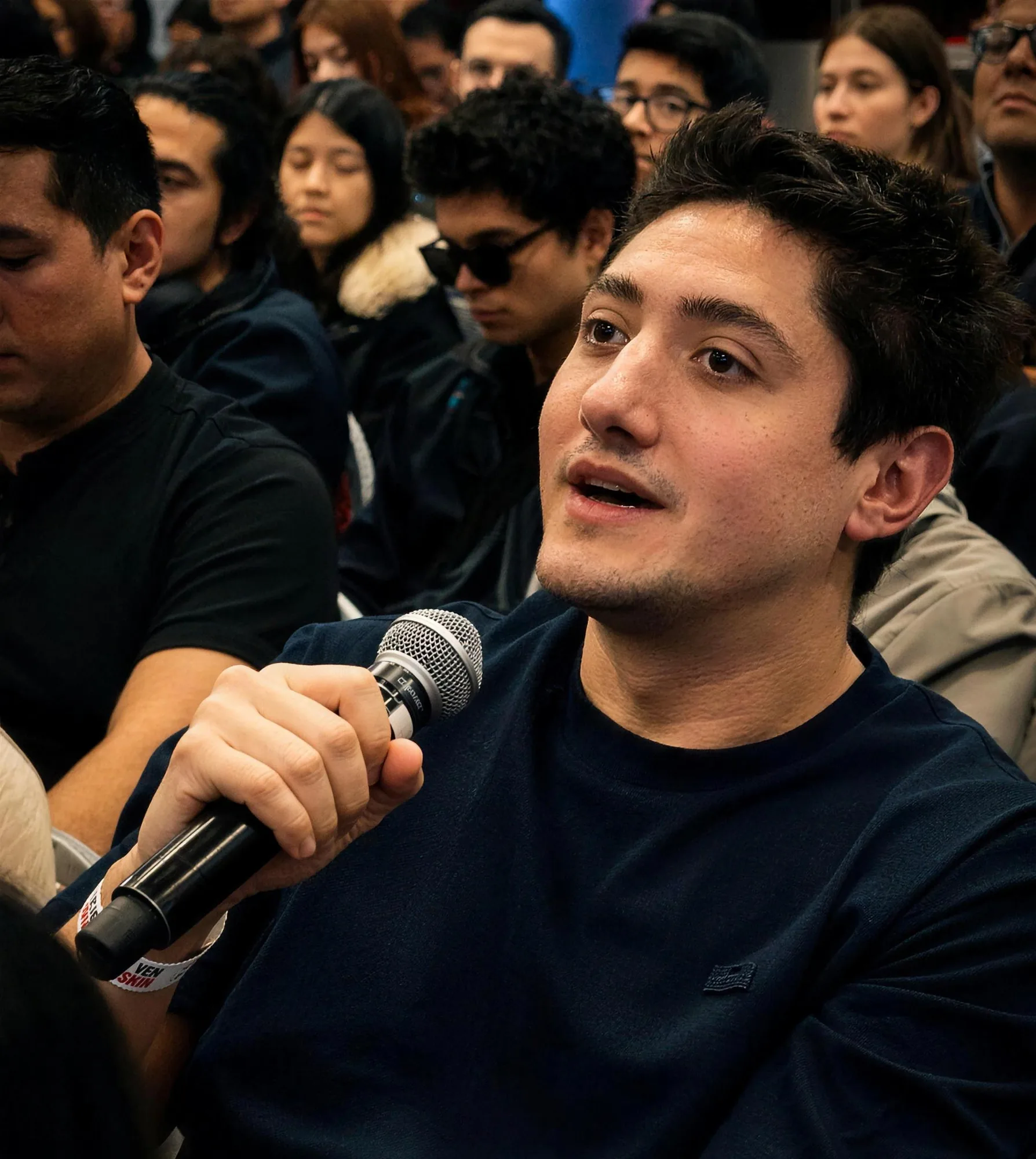 Participante haciendo una pregunta con micrófono