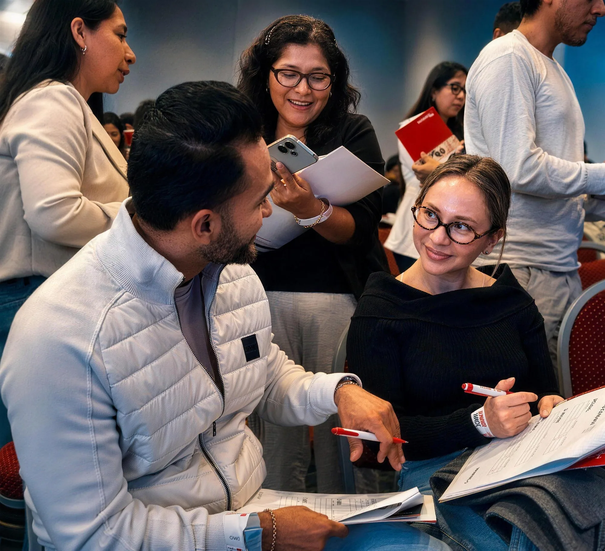 Participantes practicando en pares con folders de Ventas Salvajes