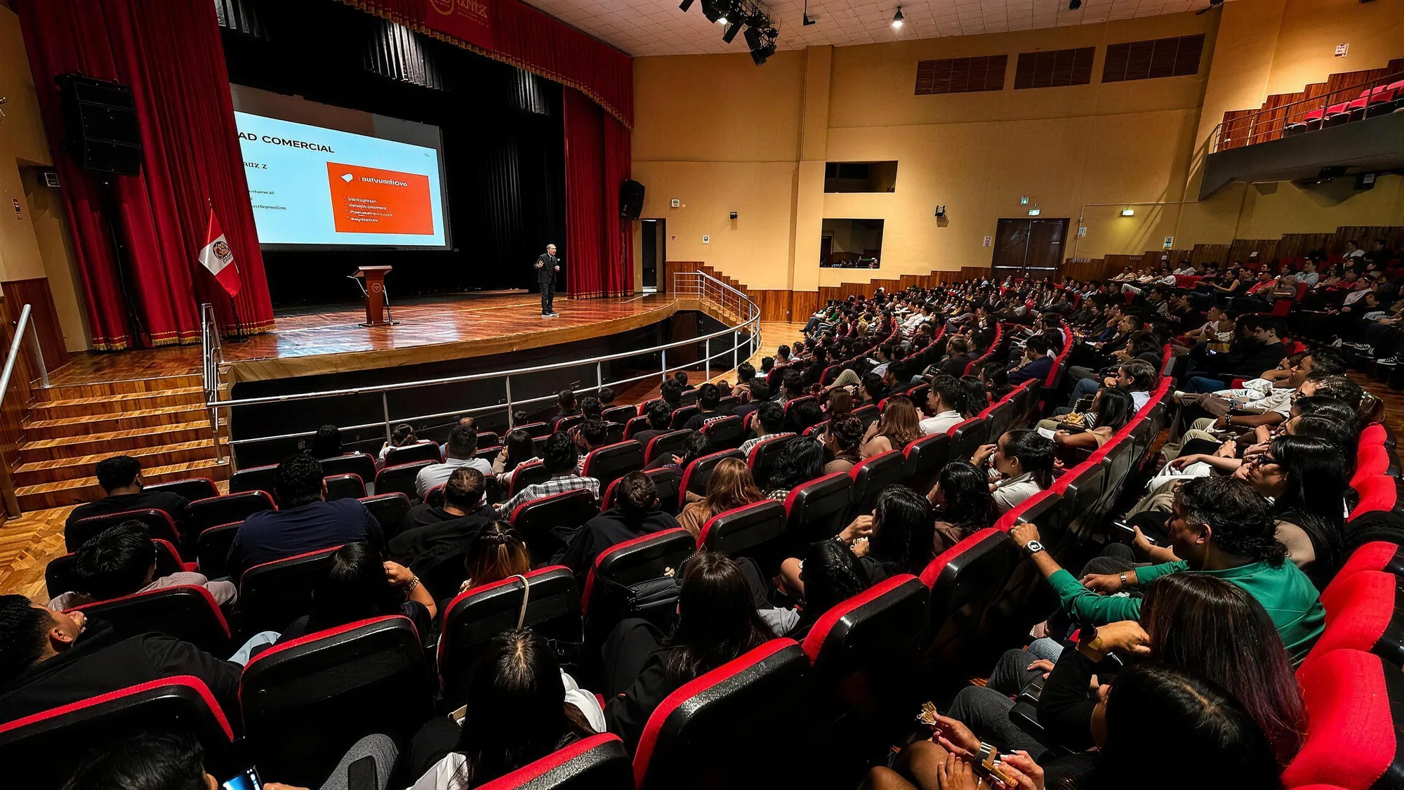 Teatro lleno durante una conferencia de Sandro Meléndez