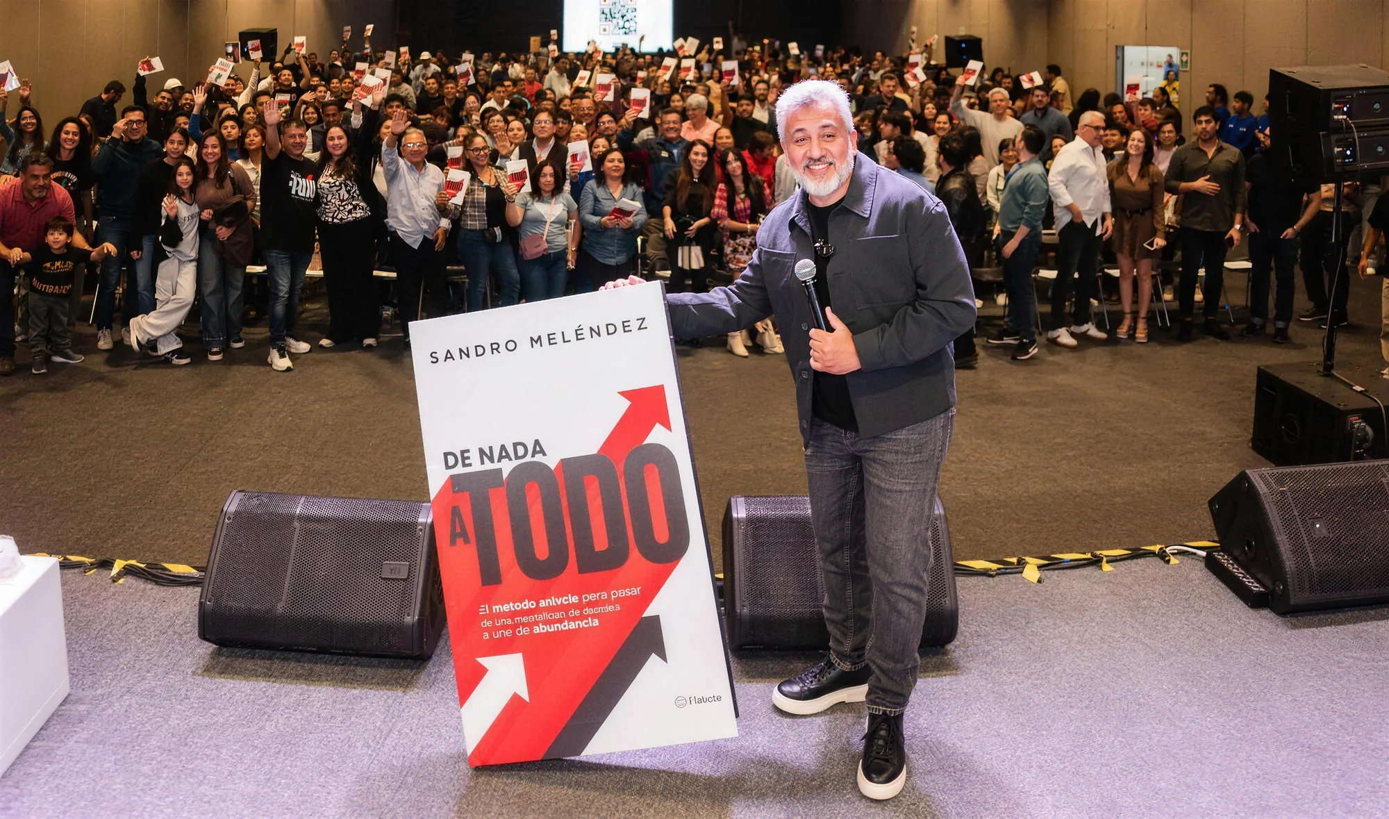 Sandro Meléndez presentando De Nada a Todo ante el público