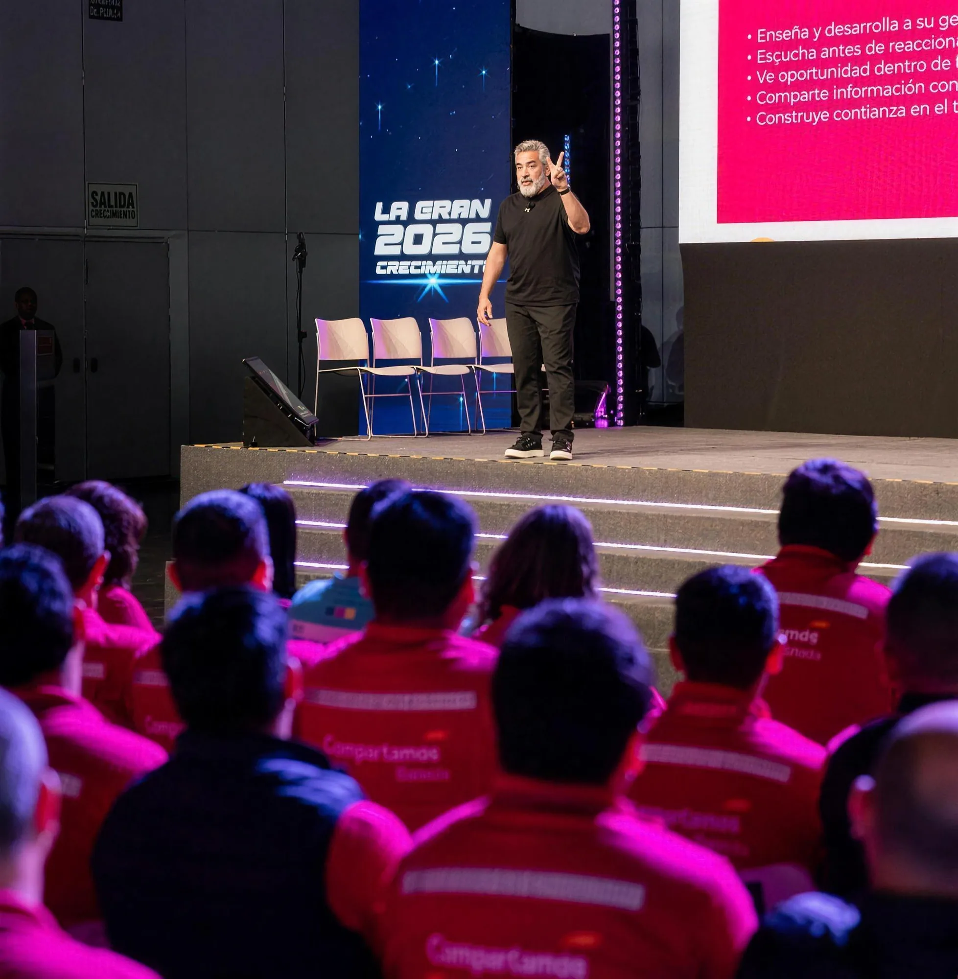 Sandro Meléndez en el escenario de una convención corporativa