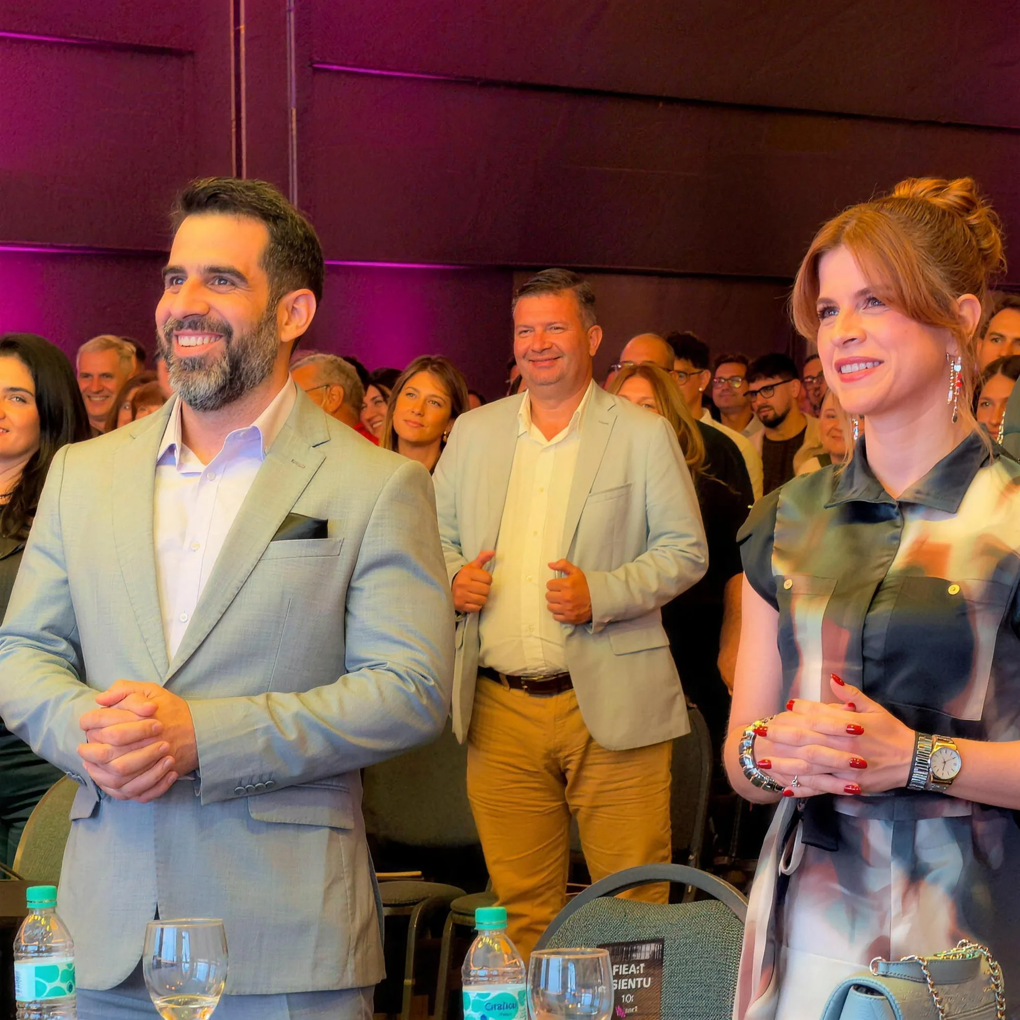 Ejecutivos sonriendo en un evento corporativo en Lima