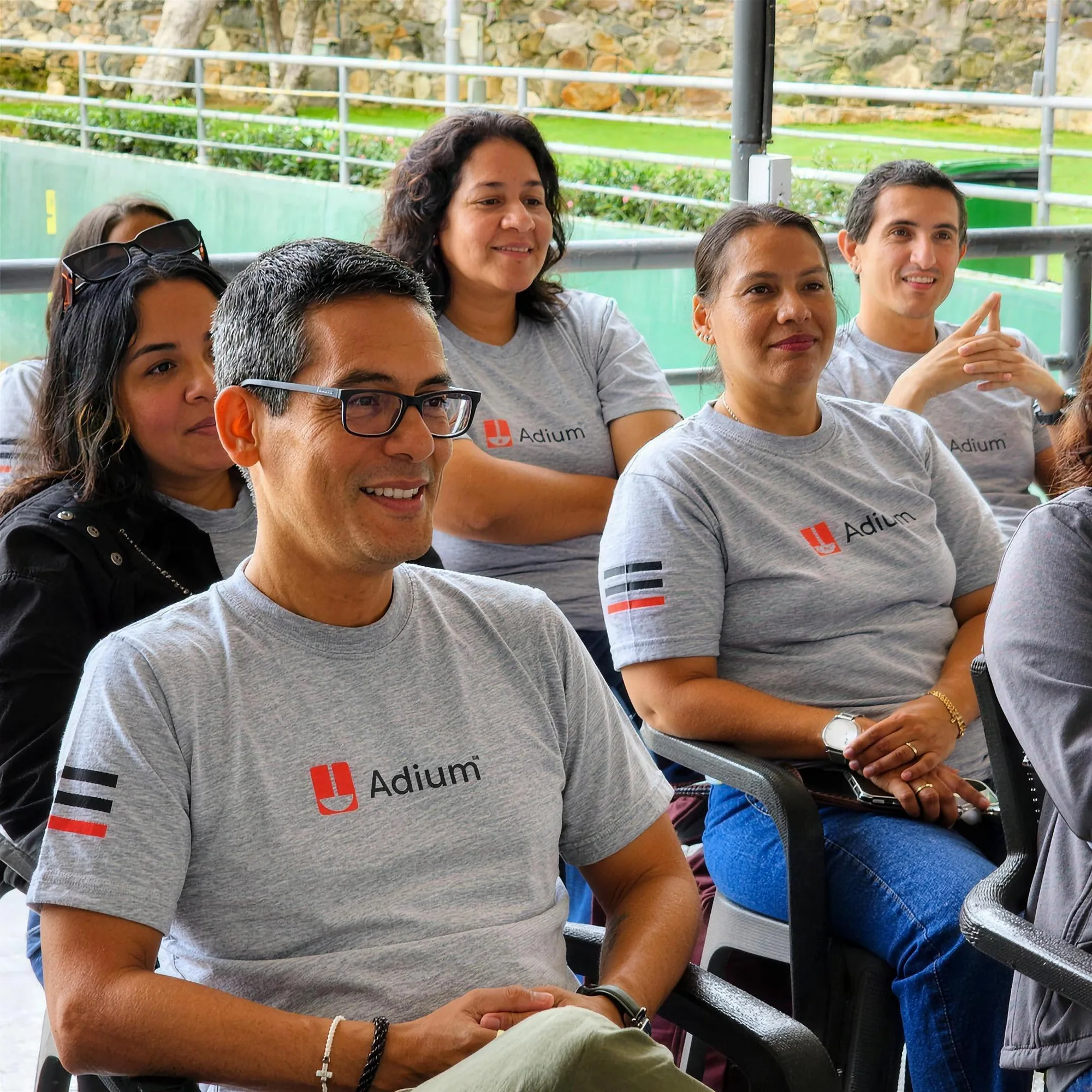 Equipo corporativo sonriendo tras un In House de Motivarte al aire libre