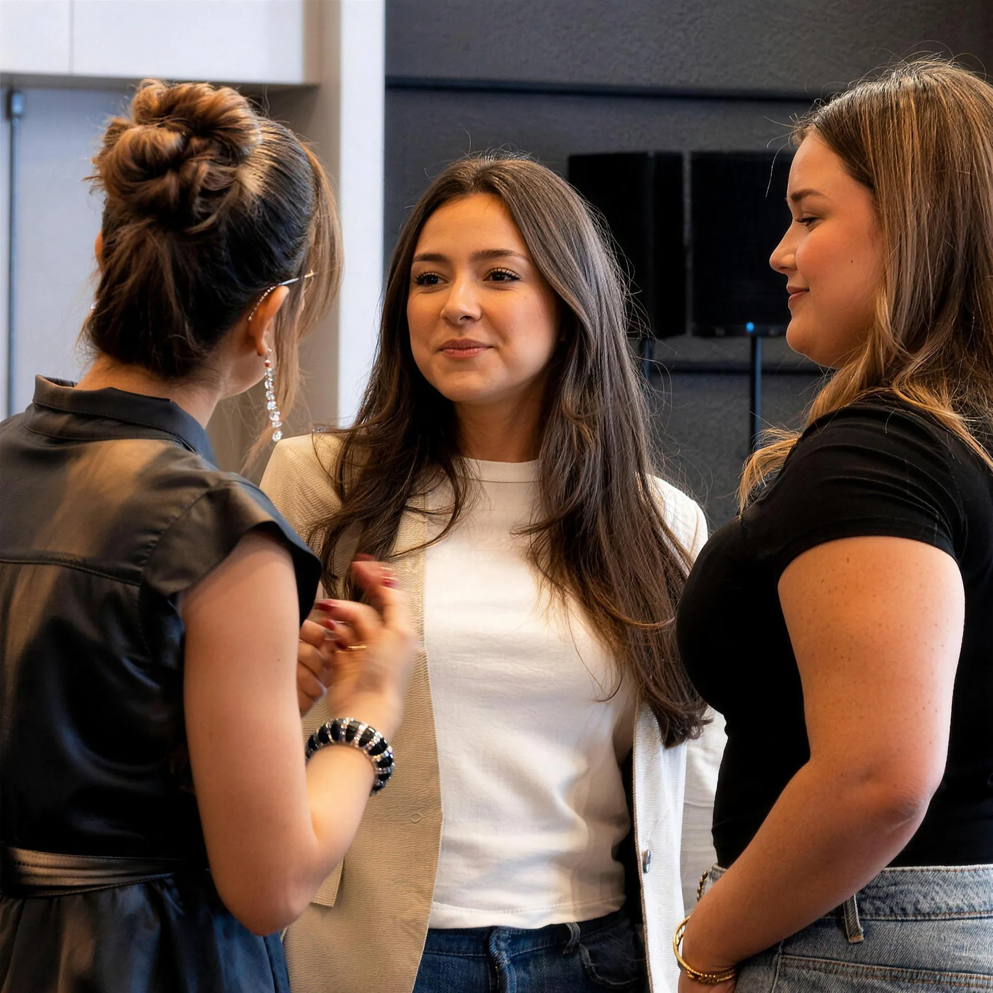 Participantes conversando en una dinámica In House