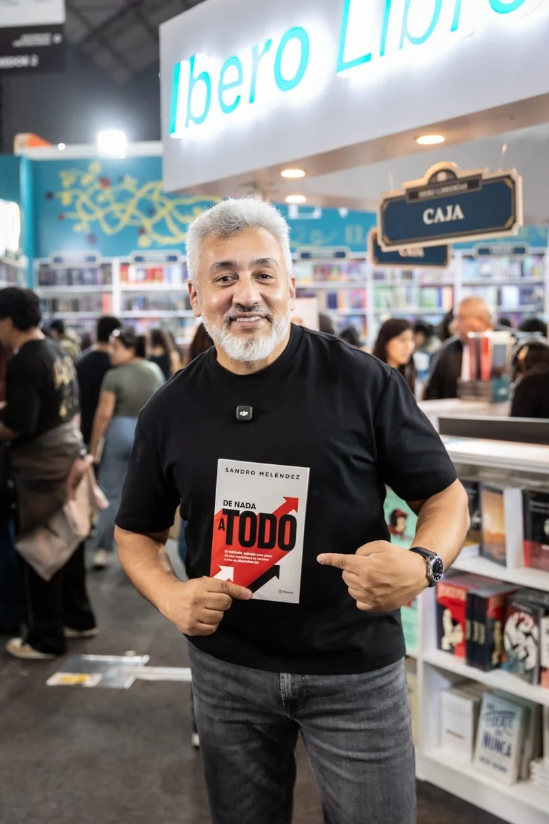 Sandro Meléndez con De Nada a Todo en la feria del libro