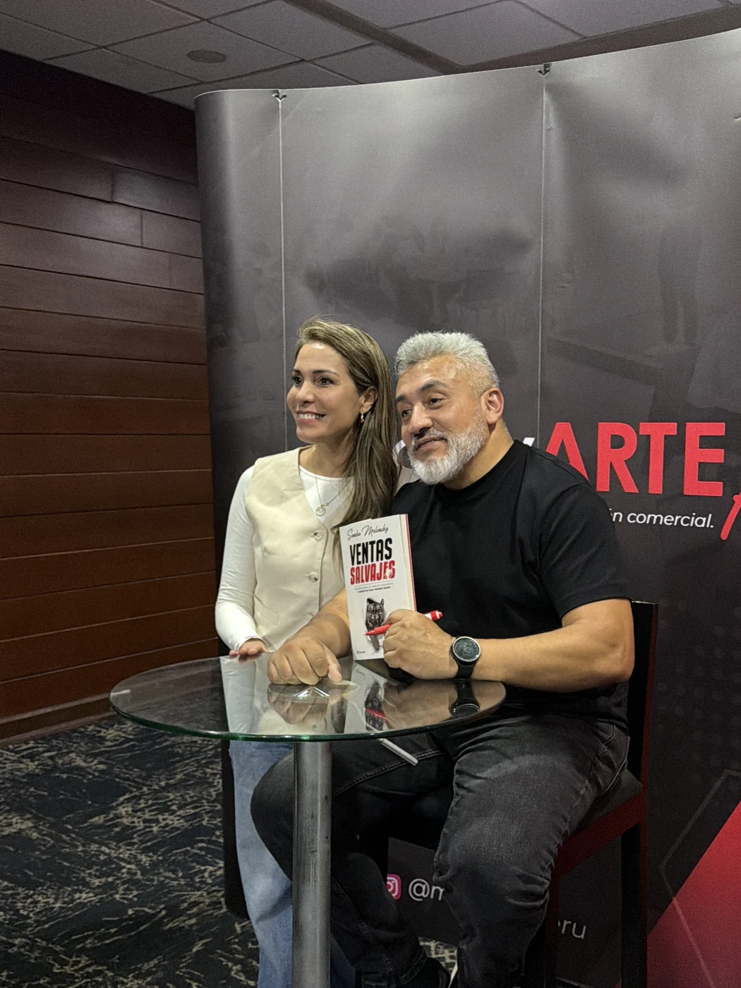 Firma de libros con lectores