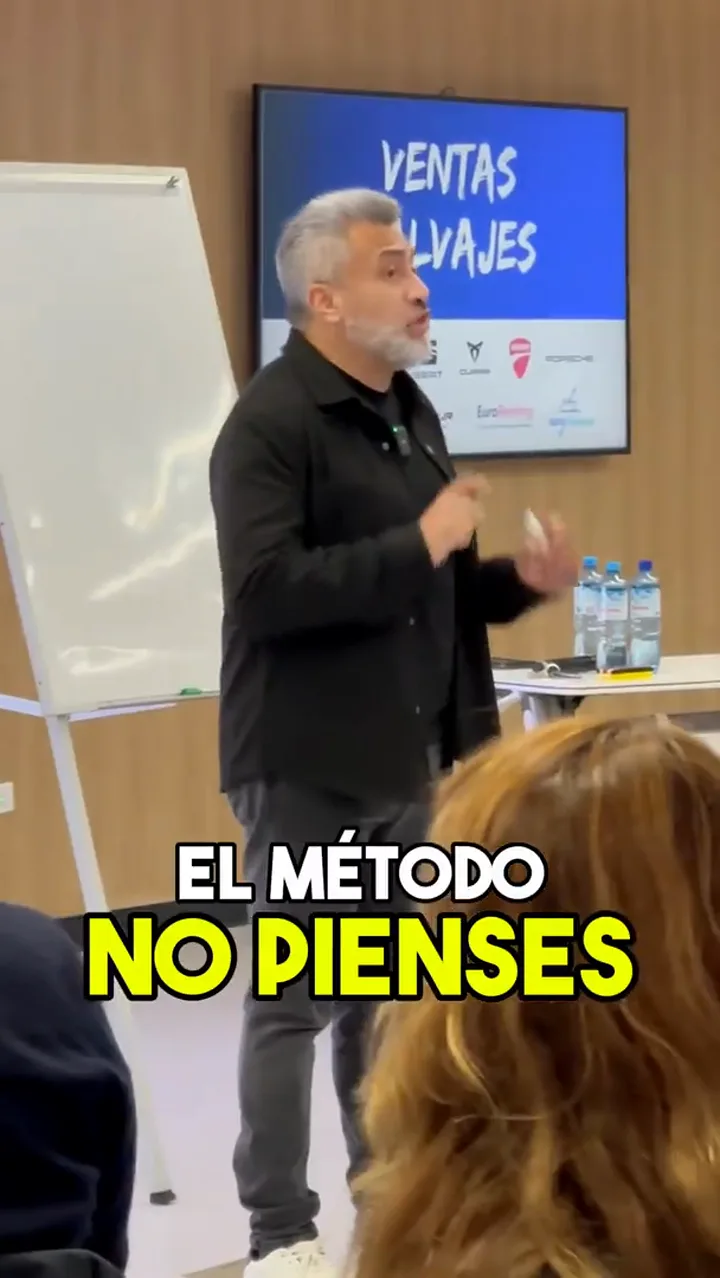 Sandro Meléndez explicando el método No pienses en una sala de Ventas Salvajes