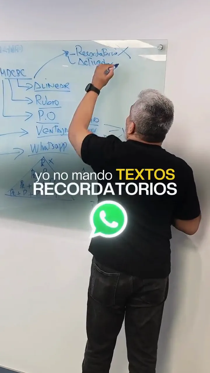 Sandro Meléndez explicando en la pizarra los textos activadores de WhatsApp
